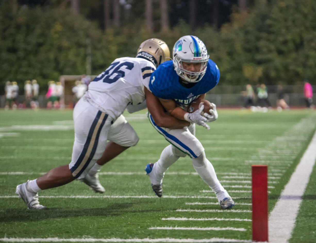 Mountain View senior Kyle Chen, right, runs toward the end zone Thursday, Oct. 13, 2022, during the Thunder's 28-26 loss to Kelso at McKenzie Stadium.