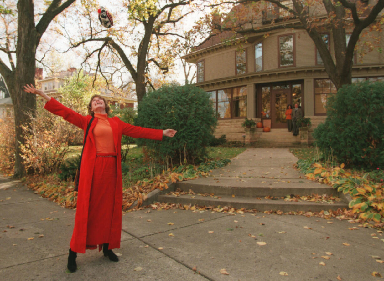 Mary Tyler Moore tossing her hat up as she revisits the Minneapolis Kenwood neighborhood house that was her television "home" for the television show "The Mary Tyler Moore Show" in 1996. (Cheryl A.