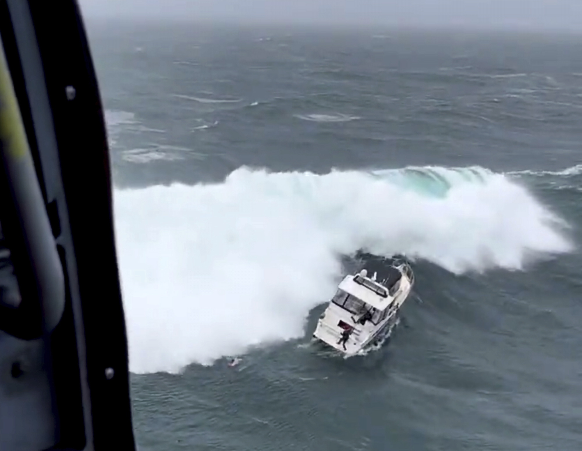 Coast Guard rescues 2 from grounded fishing boat