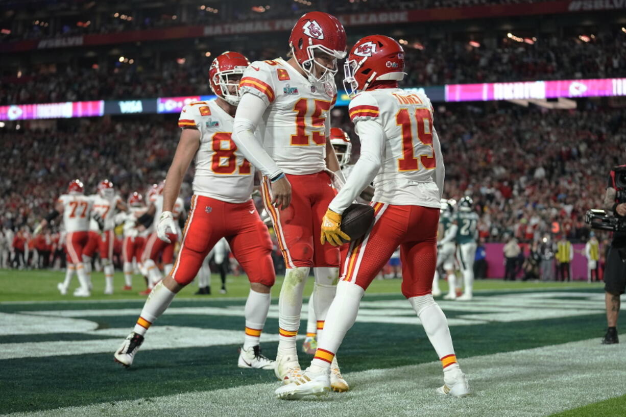 Kansas City Chiefs wide receiver Kadarius Toney (19) celebrates his touchdown with quarterback Patrick Mahomes (15) during the second half of the NFL Super Bowl 57 football game against the Philadelphia Eagles, Sunday, Feb. 12, 2023, in Glendale, Ariz.