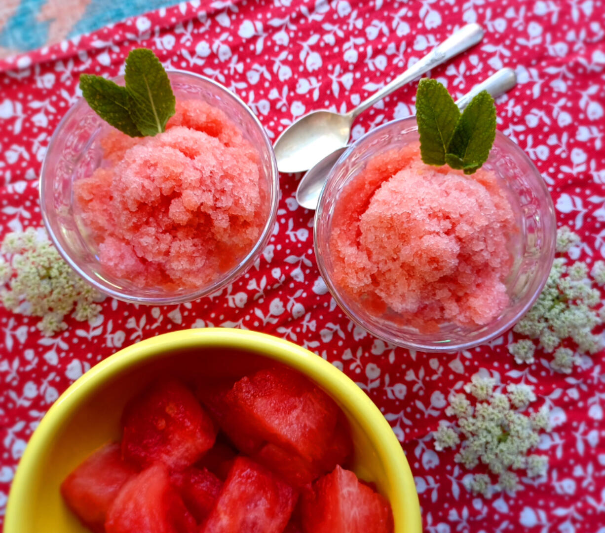 With fresh watermelon, lemon juice, sugar and a bit of attention, you can make the Sicilian summer dessert granita.