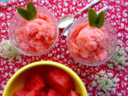 With fresh watermelon, lemon juice, sugar and a bit of attention, you can make the Sicilian summer dessert granita.