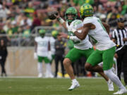 Oregon quarterback Bo Nix throws the ball to Oregon tight end Kenyon Sadiq, foreground right, during the first half of an NCAA college football game against Stanford on Saturday, Sept. 30, 2023, in Stanford, Calif. (AP Photo/Godofredo A.