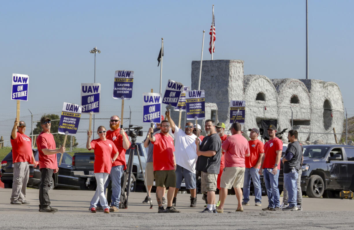 United Auto Workers union members strike outside the Chrysler Toledo Assembly Plant in Toledo, Ohio on Tuesday, Oct. 3, 2023. (Phillip L.