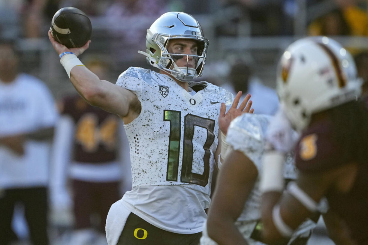 Oregon quarterback Bo Nix (10) throws during the second half on an NCAA college football game against Arizona State, Saturday, Nov. 18, 2023, in Tempe, Ariz.