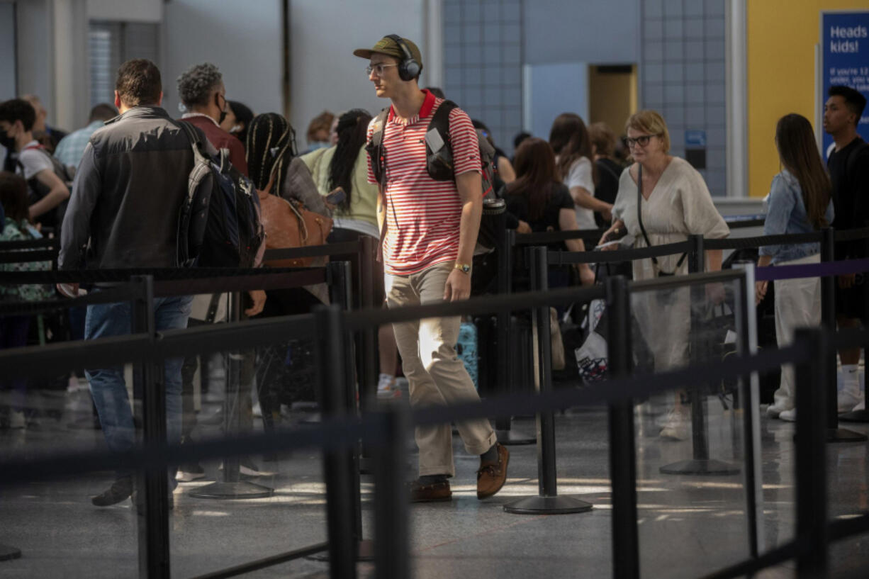 Travelers queue up at the security screening line at O&rsquo;Hare International Airport in Terminal 1 on May 26, 2022.