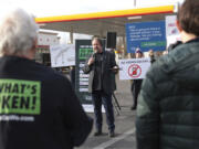 Let&Ccedil;&fnof;&Ugrave;s Go Washington founder Brian Heywood talks about ballot initiatives, including Initiative 2117, during a press conference at Jackson&Ccedil;&fnof;&Ugrave;s Shell Station in Kent on Tuesday, Nov. 21.