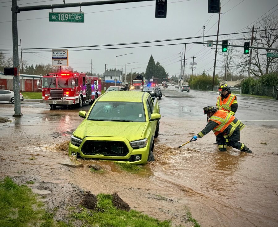 Truck crashes into fire hydrant in east Vancouver flooding street