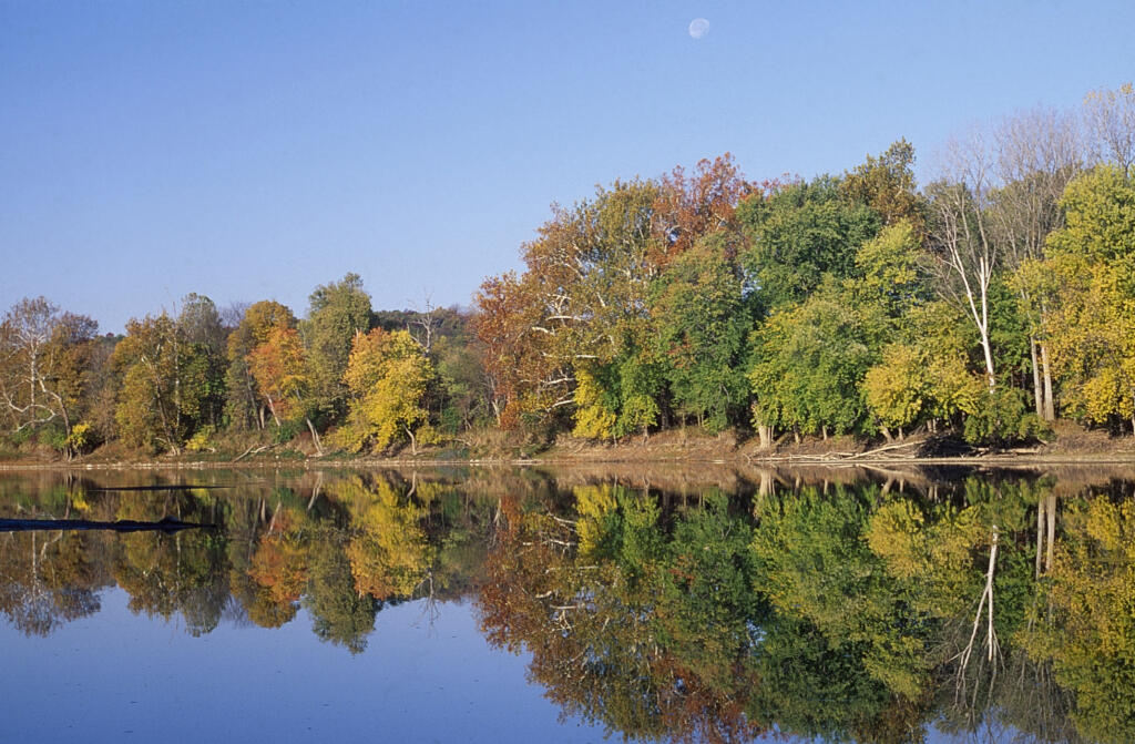 On the Illinois side o the Wabash River, lawmakers are scrambling to pass a bill that would protect wetlands from development and pollution, in order to safeguard water quality and limit flooding. But in Indiana, state policymakers hastily passed a law earlier this year to roll back wetlands regulations, at the urging of developers and farm groups who said such rules were overly burdensome.