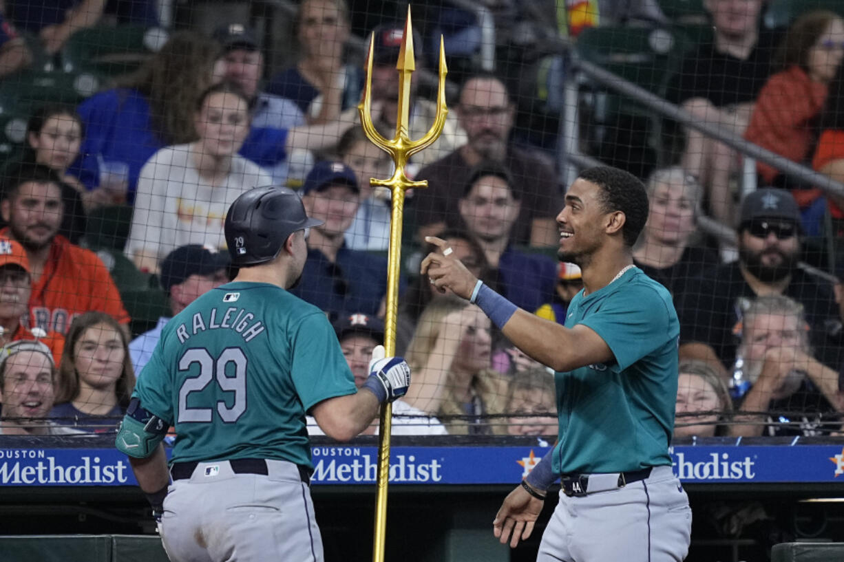 Seattle Mariners&#039; Cal Raleigh (29) is congratulated by Julio Rodr&iacute;guez, right, after hitting a go-ahead solo home run during the ninth inning of a baseball game against the Houston Astros Sunday, May 5, 2024, in Houston. (AP Photo/Kevin M.