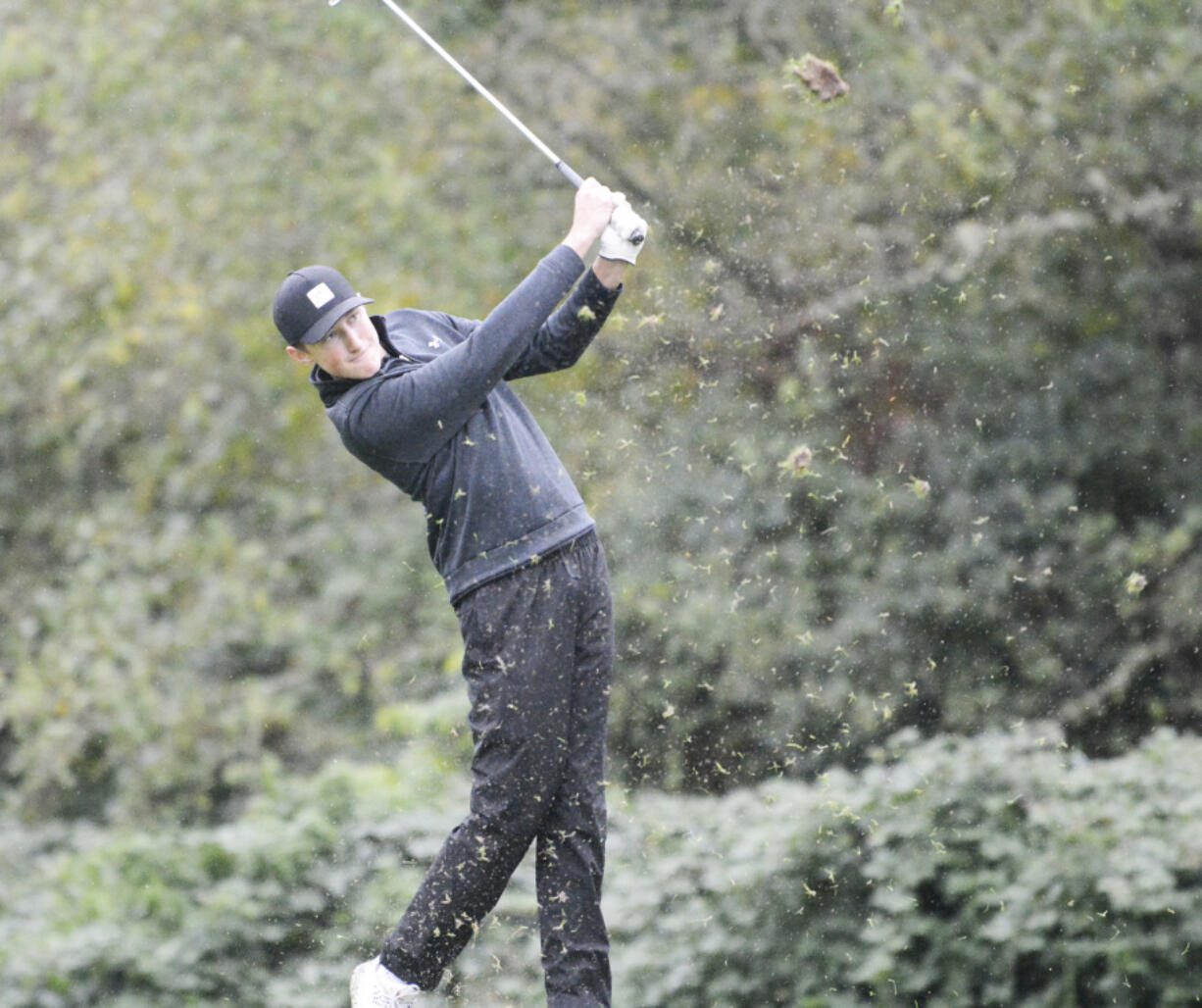 Woodland&Igrave;s Dane Huddleston hits a shot on the No. 17 hole at Orchard Hills Golf Club in Washougal at the Class 2A District 4 golf tournament on Tuesday, Oct.