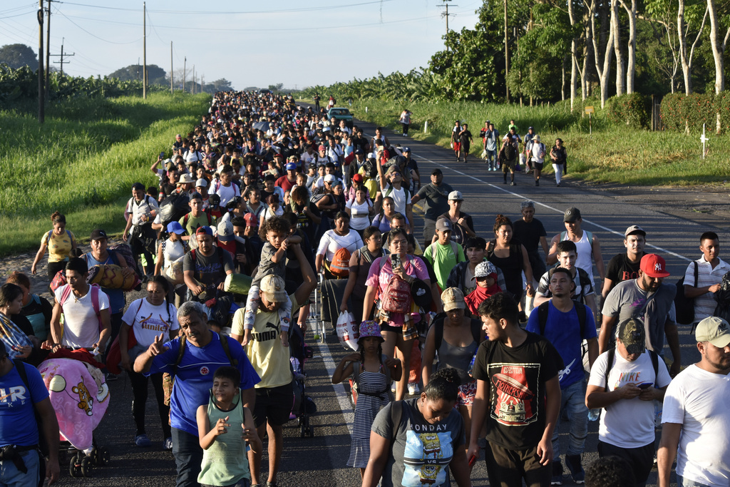 Migrants walk along the highway through Suchiate, Chiapas state in southern Mexico, Sunday, July 21, 2024, during their journey north toward the U.S. border. (AP Photo/Edgar H.