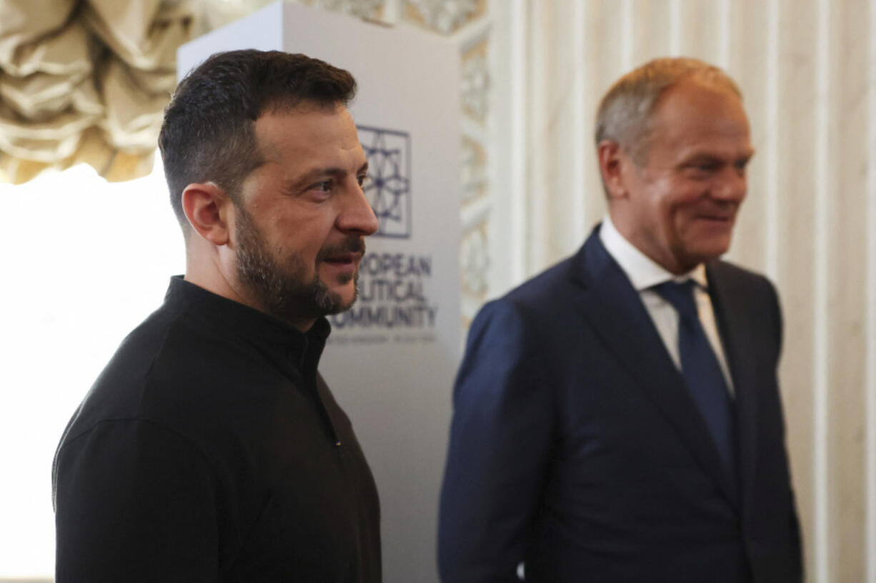 Poland&rsquo;s Prime Minister Donald Tusk, right, stands next to Ukrainian President Volodymyr Zelenskyy, during the European Political Community meeting, near Oxford, England, Thursday July 18, 2024.