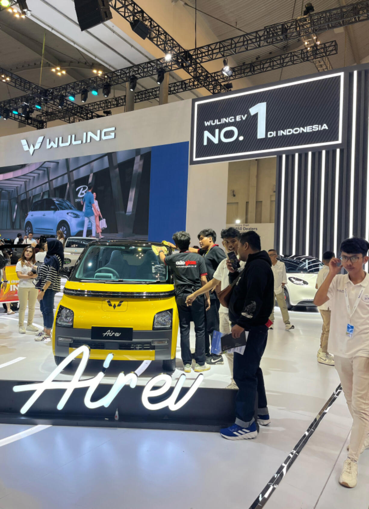 Indonesia Auto Show in Jakarta on Aug. 1, 2024. Wuling, a Chinese EV brand, accounts for about 40 percent of EV sales in Indonesia. But electric cars still only make up about 2 percent of total car sales, hampered by insufficient charging infrastructure.