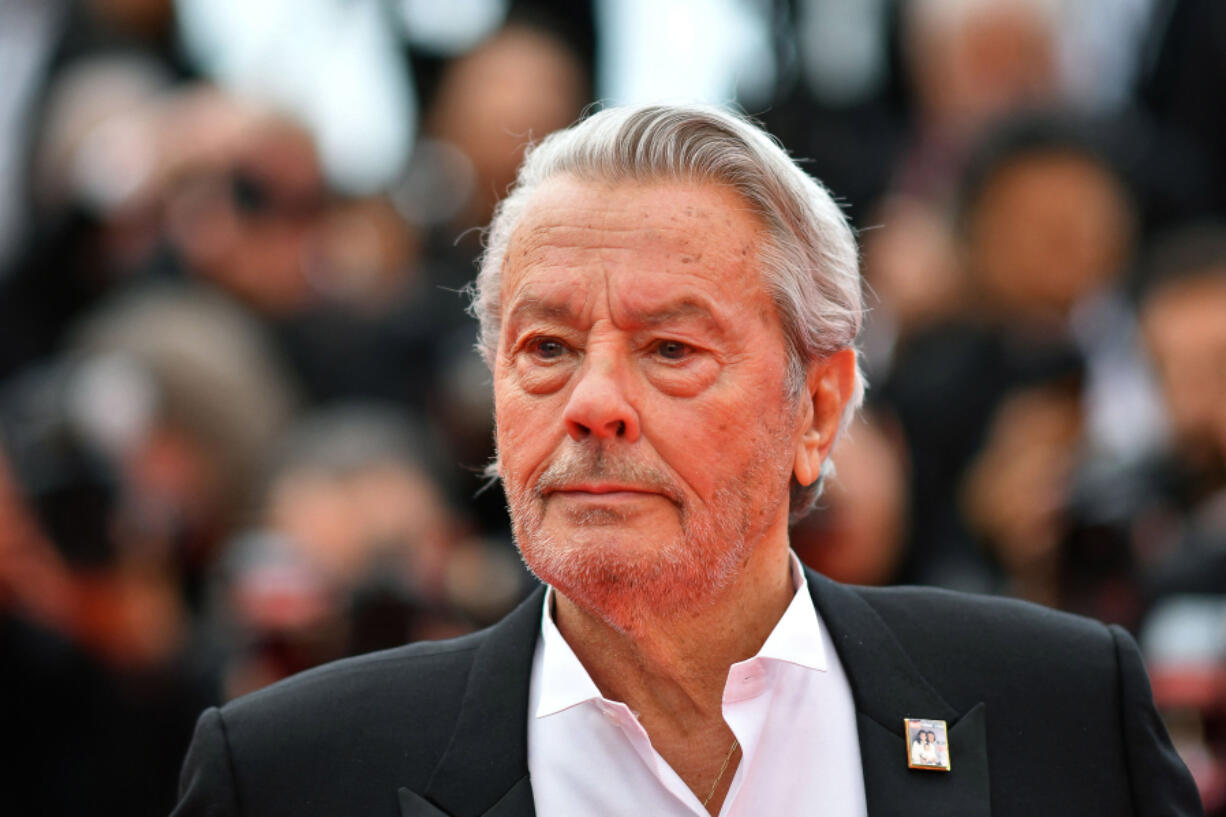 French actor Alain Delon poses as he arrives to be awarded with an Honorary Palme d&rsquo;Or at the 72nd edition of the Cannes Film Festival in Cannes, southern France, on May 19, 2019.