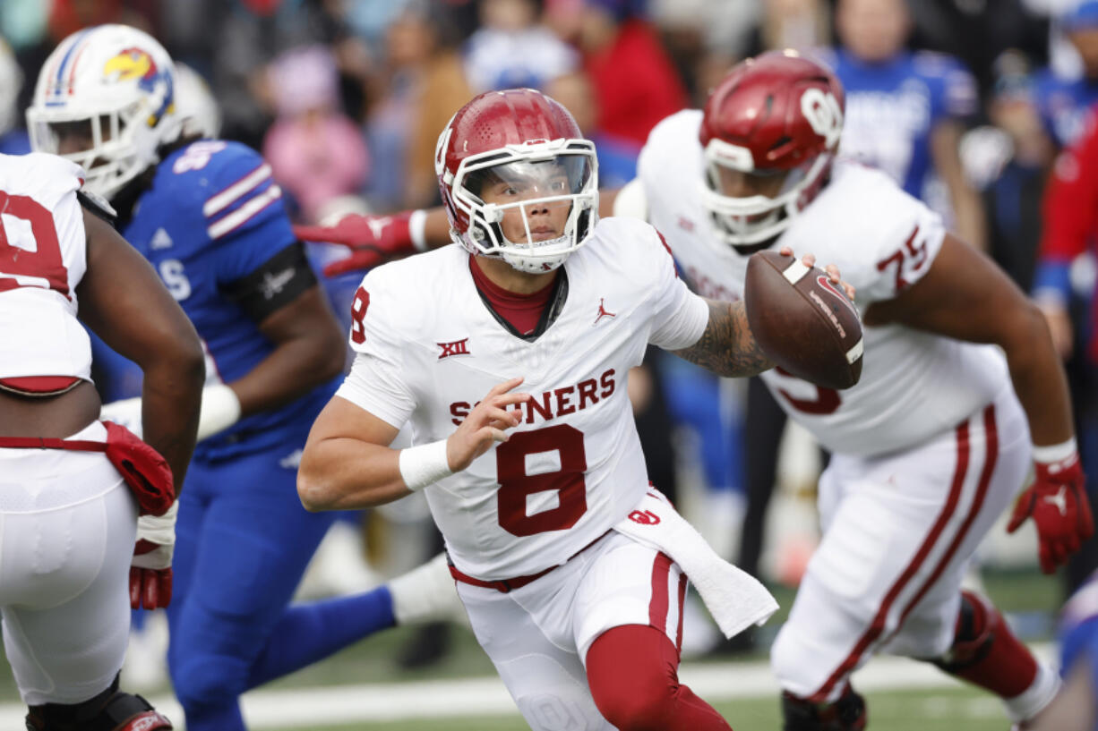 Former Oklahoma quarterback Dillon Gabriel (8) will be leading the offense for the Oregon Ducks this season.