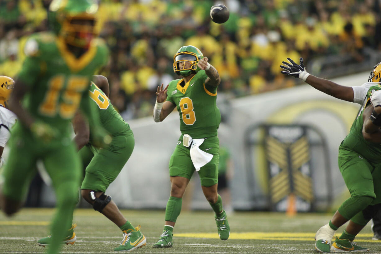 Oregon quarterback Dillon Gabriel, center, throws a pass during the first half of an NCAA college football game against Idaho, Saturday, Aug. 31, 2024, in Eugene, Ore.