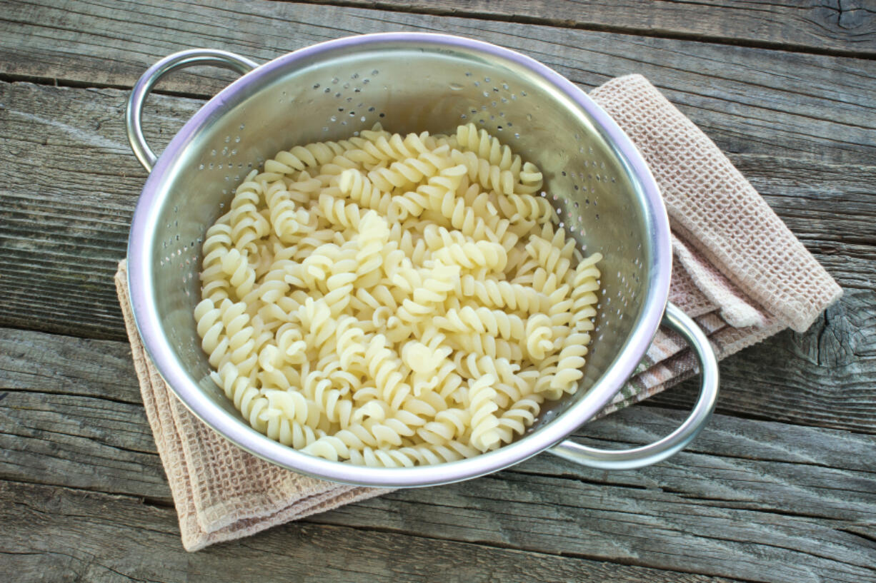 Bring a large saucepan filled with 3 to 4 quarts water to a boil. Stir in the linguine. Cook 8 minutes or until the pasta is tender but still firm. Add 2 tablespoons pasta water to a large bowl.