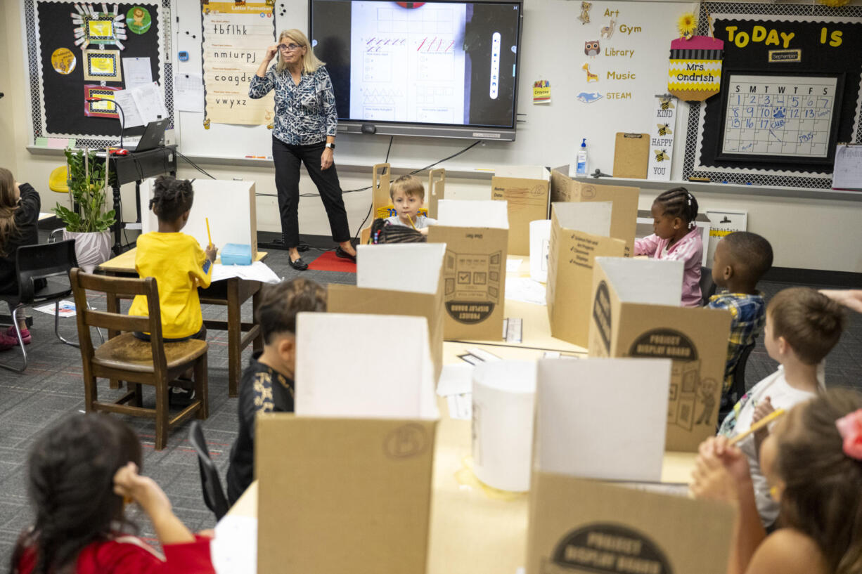 ELL teacher Diane Nonack teaches a kindergarten class on Wednesday, Sept. 18, 2024, in Charleroi, Pennsylvania. (Benjamin B.