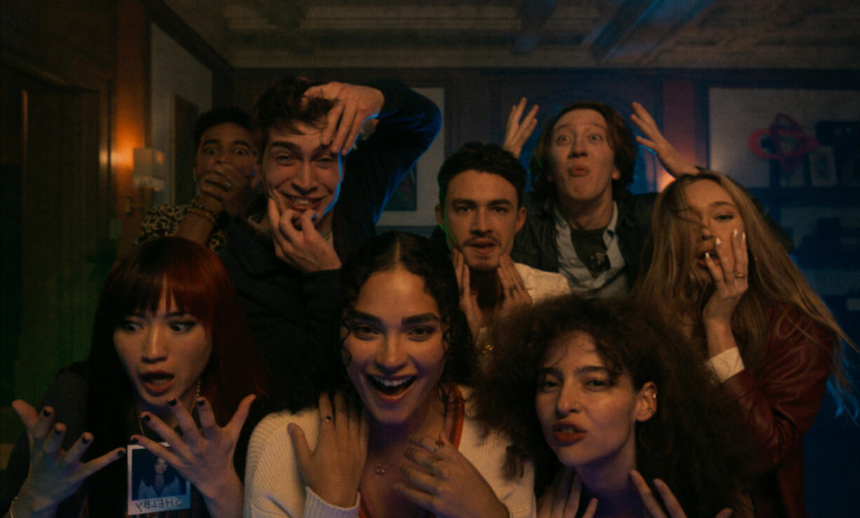 From left, Reina Hardesty as Brooke, Devon Terrell as Reuben, James Morosini as Cyrus, Brittany O&Ccedil;&fnof;&Ugrave;Grady as Shelby, Gavin Leatherwood as Dennis, Nina Bloomgarden as Maya, David Thompson as Forbes and Alycia Debnam-Carey as Nikki in &ldquo;It&rsquo;s What&rsquo;s Inside.&rdquo; (Courtesy Netflix/TNS)