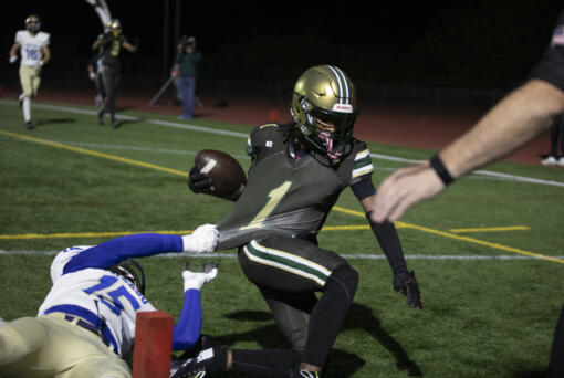 Evergreen&#039;s Terrance Saryon (1) makes a touchdown on Friday, Oct. 4, during during Evergreen&iacute;s 42-35 win against Kelso at McKenzie Stadium.