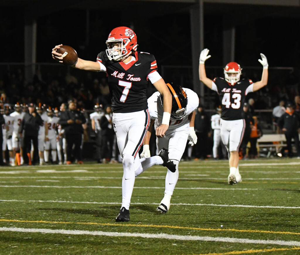 Camas senior Jake Davidson (7) stretches out the football for a touchdown Friday, Oct. 18, 2024, during the Papermakers’ 63-7 win against Battle Ground at Doc Harris Stadium in Camas.