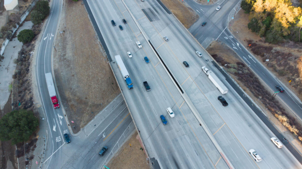 Santa Clarita, United States &Ccedil;&fnof;&Iuml; October 29, 2021: An aerial view of the Interstate 5 freeway with lots of cars in Santa Clarita, California