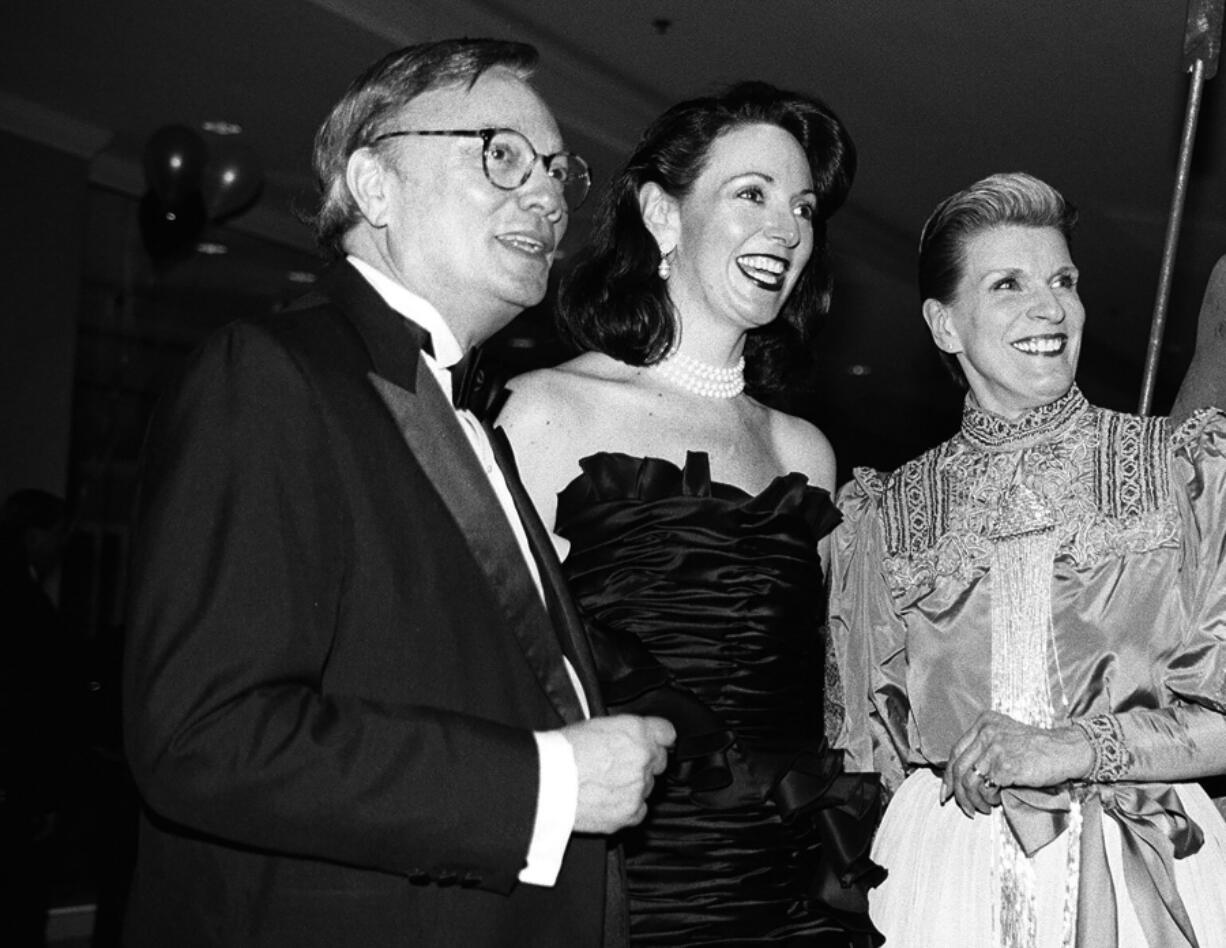 From left: Author David Garrard Lowe, Chicago Architecture Foundation President Lynn Osmond and fashion expert Nena Ivon attend a fundraiser in 1998.