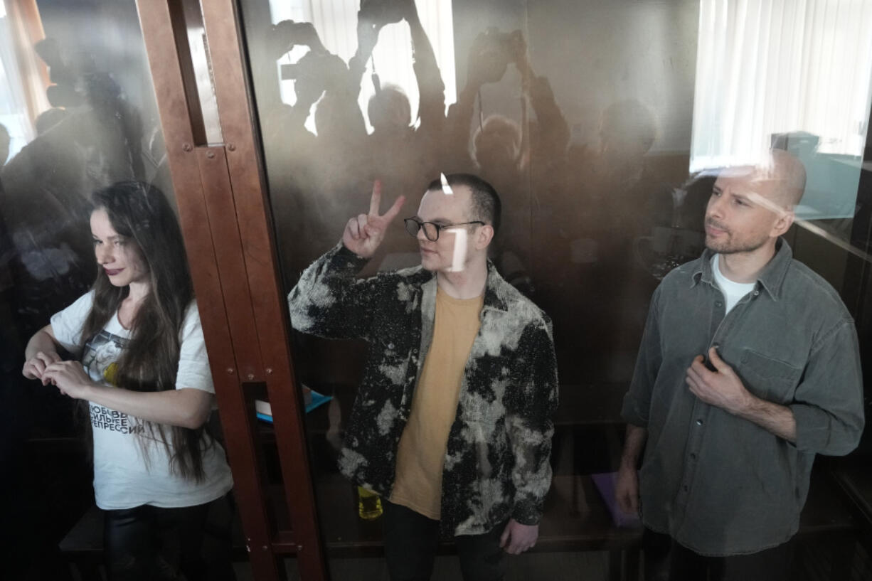 Russian journalists Antonina Favorskaya, left, Artyom Kriger, centre, and Sergey Karelin, accused of working for a group founded by the late Russian opposition politician Alexei Navalny, stand in a defendant&#039;s cage of the Nagatinsky District Court in Moscow, Russia, on Wednesday, Oct. 2, 2024.