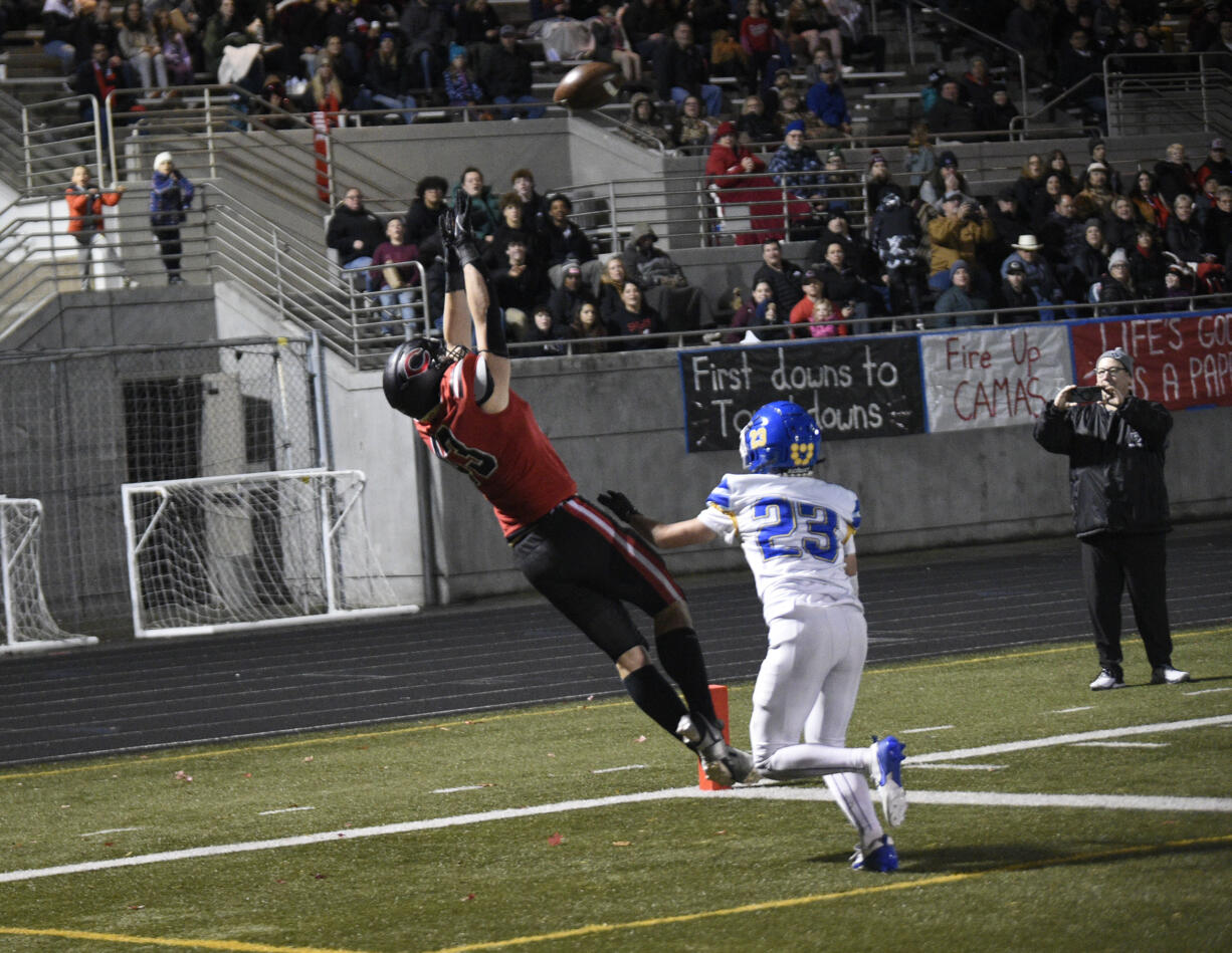 Nikko Speer (43) of Camas pulls in a touchdown pass in front of Braeden Rucks of Stadium in a 4A state preliminary football game at Doc Harris Stadium in Camas on Friday, Nov. 8, 2024.