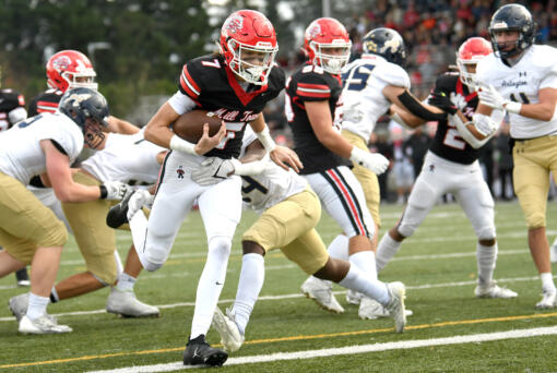 Camas senior Jake Davidson (7) runs into the end zone Saturday, Nov. 23, 2024, during the Papermakers’ 35-21 win against Arlington in a quarterfinal playoff game at Doc Harris Stadium in Camas.