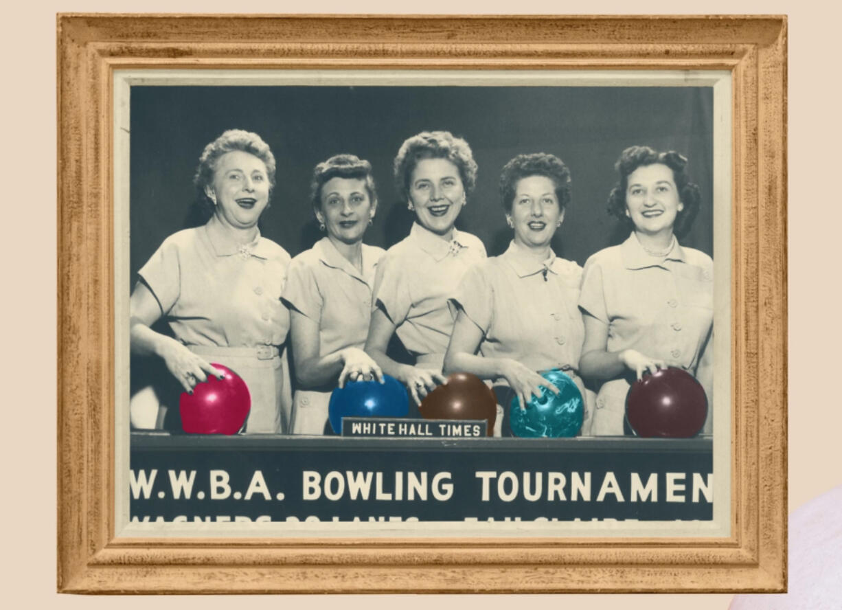 An archival photo of a bowling team as seen in the documentary &Ccedil;&fnof;&uacute;Join or Die.&Ccedil;&fnof;&ugrave; (Abramorama/TNS)