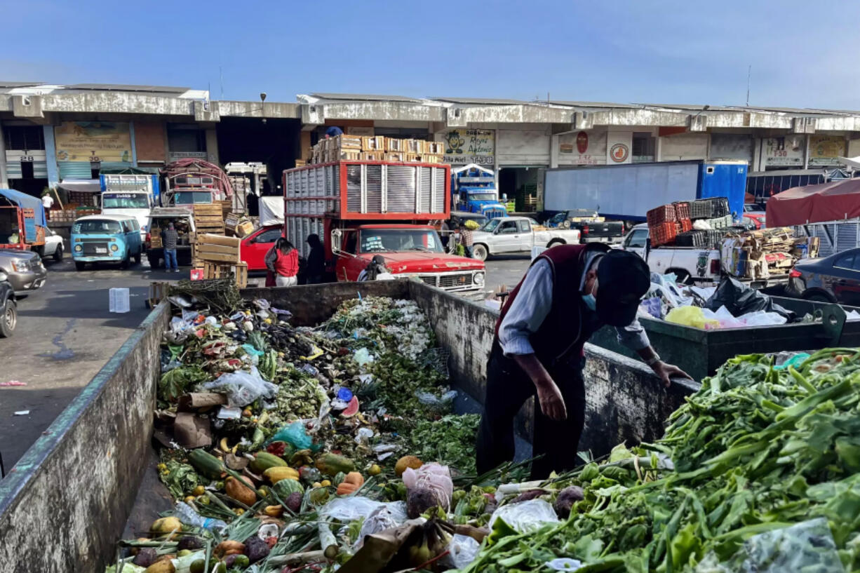 Much of the fresh fruit and vegetables delivered to Mexico City&Ccedil;&fnof;&Ugrave;s sprawling wholesale food market ends up in dumpsters.