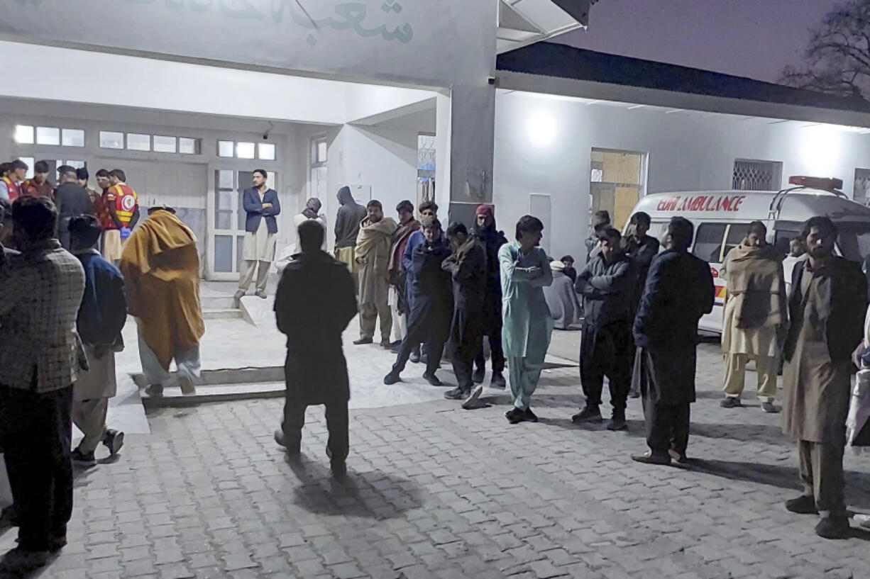 Local residents and volunteers gather and wait for the arrival of victims of gunmen firing incident on passenger vehicles, at a hospital in Parachinar, in Kurram district of Pakistan&rsquo;s northwestern Khyber Pakhtunkhwa province, Thursday, Nov. 21, 2024.