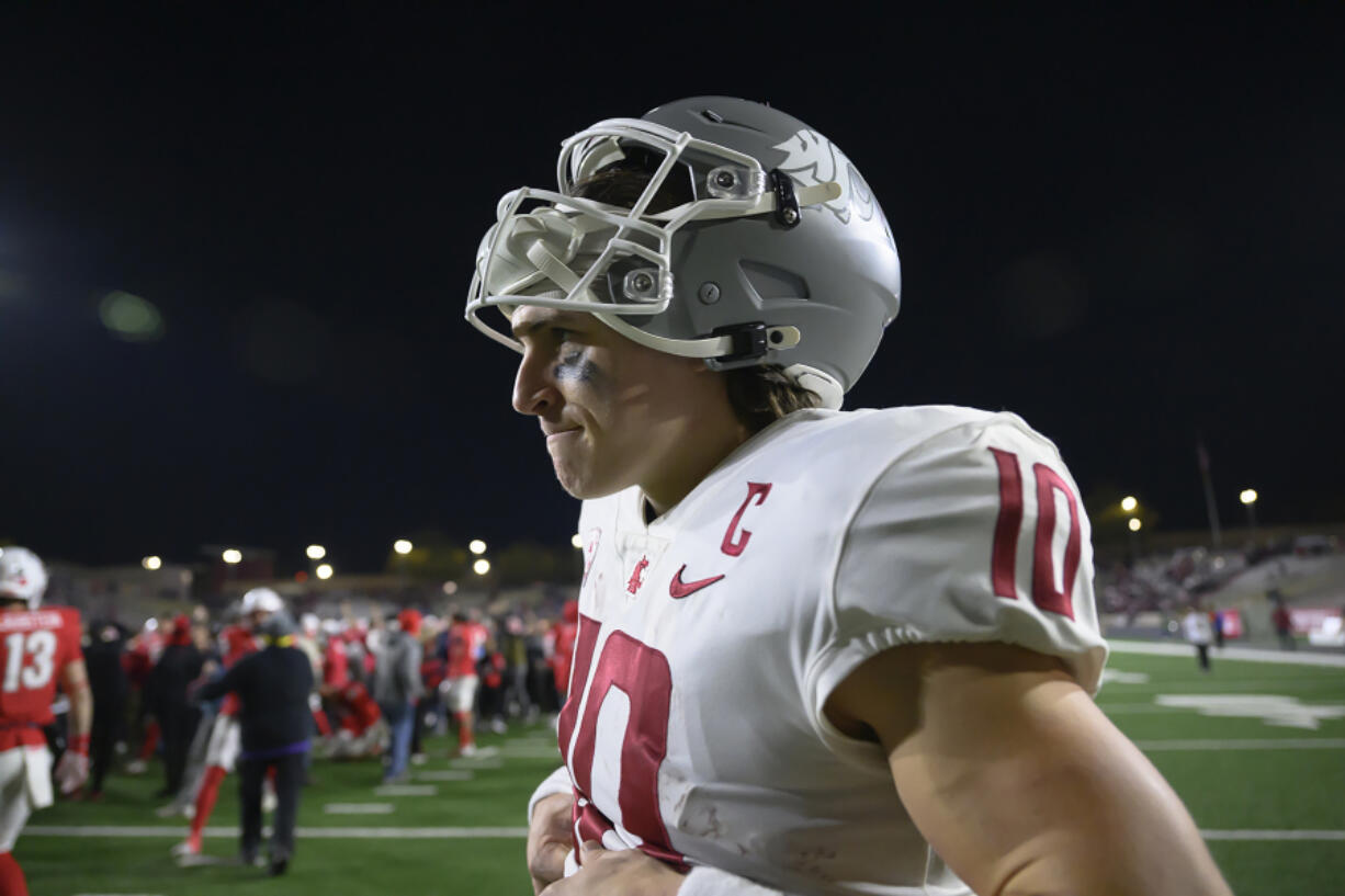 Washington State&#039;s quarterback John Mateer walks off the field after losing to New Mexico during an NCAA college football game Saturday, Nov. 16, 2024 in Albuquerque, N.M. (AP Photo/Roberto E.