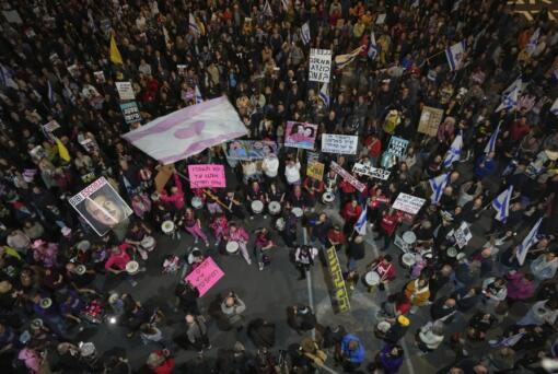 People shout slogans during a protest against Prime Minister Benjamin Netanyahu&rsquo;s government and call for the release of hostages held in the Gaza Strip by the Hamas militant group, in Tel Aviv, Israel, Saturday Nov.