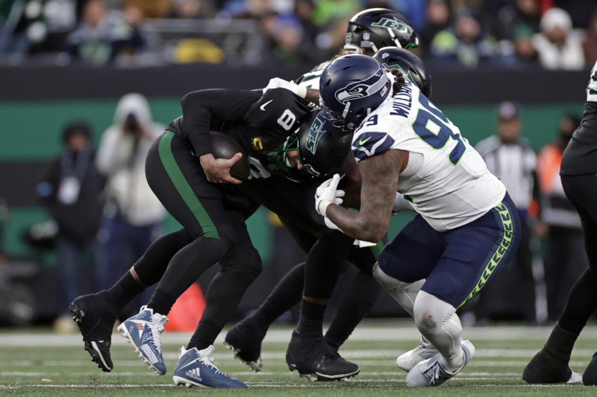 Seattle Seahawks defensive end Leonard Williams (99) sacks New York Jets quarterback Aaron Rodgers (8).