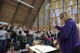 Music director Jana Hart leads the Vancouver USA Singers (now Vancouver Master Chorale) as members rehearse in 2018 at First Presbyterian Church in Vancouver.